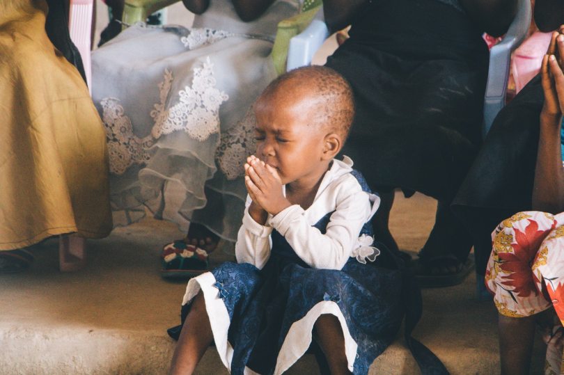 enfant en train de prier
