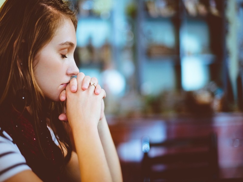 Jeune fille entrain de prier